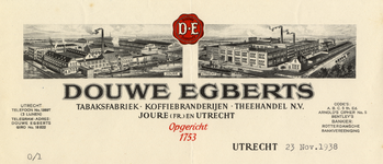 804958 Gezicht vanuit een hoog standpunt op de twee fabrieksgebouwen van Douwe Egberts: links het complex in Joure, ...
